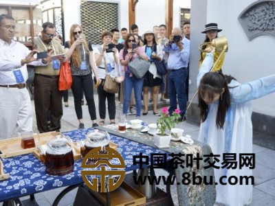 访学班成员观看茶艺表演